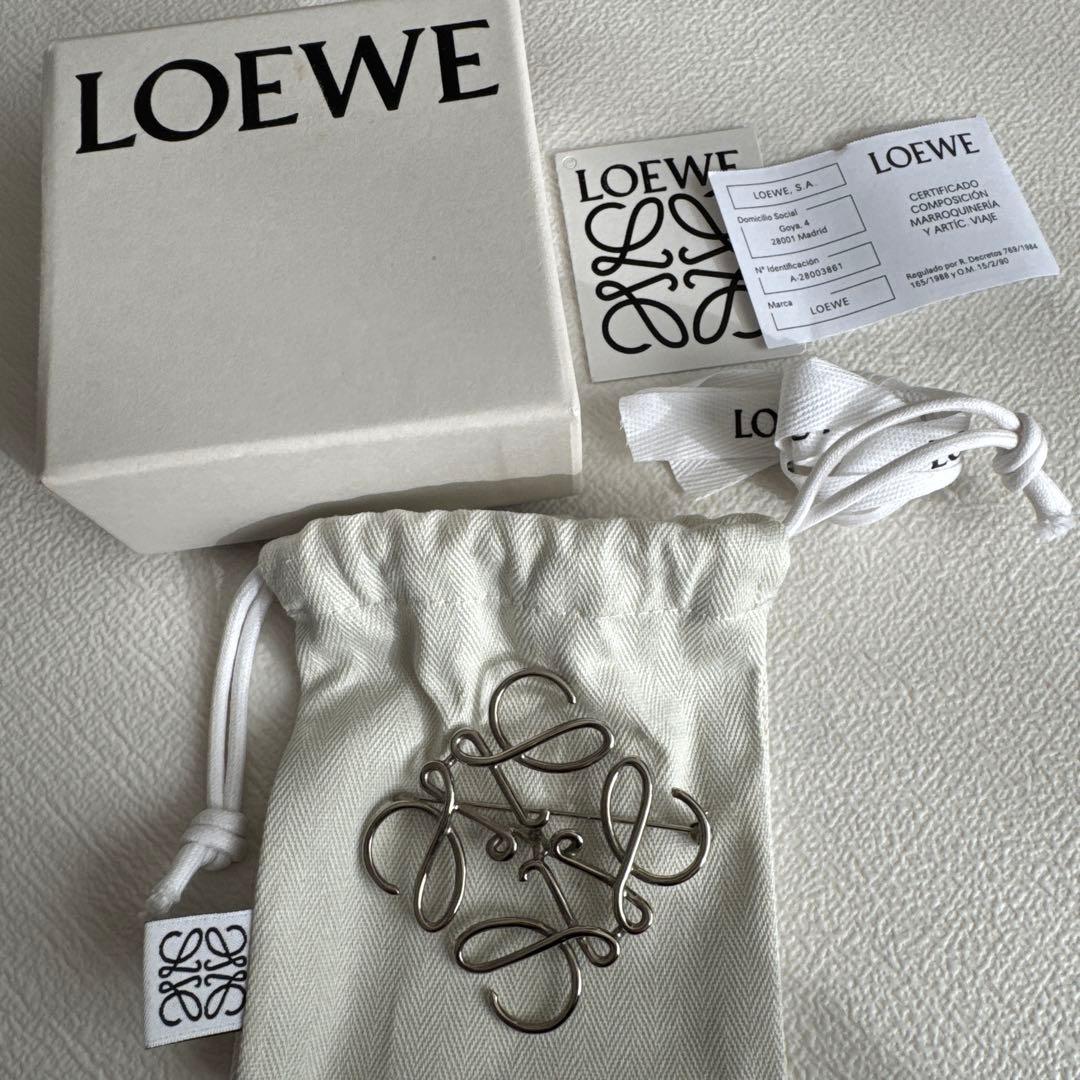 ロエベ アナグラム ブローチ シルバー アナグラム ブローチ シルバー - LOEWE Japan official website