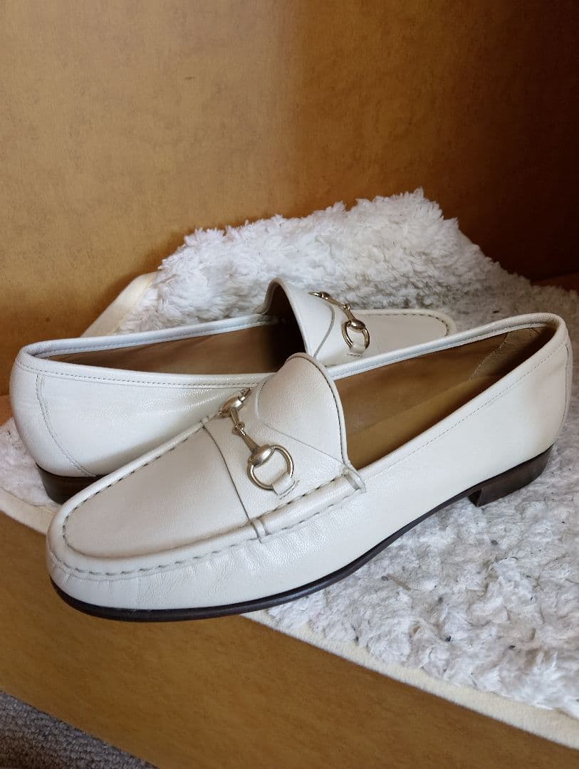 GUCCIホワイト ローファー 金具付き - メルカリ