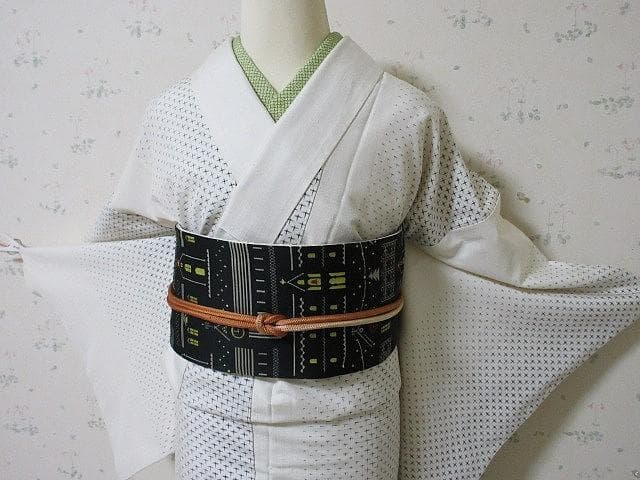 おしゃれ蚊絣：白い紬織着物：美品：13号：袷正絹：トールサイズ：P22 白大島紬 袷 正絹 ライトグレー 麻の葉 蚊絣 縦縞 Sサイズ ki31392 未