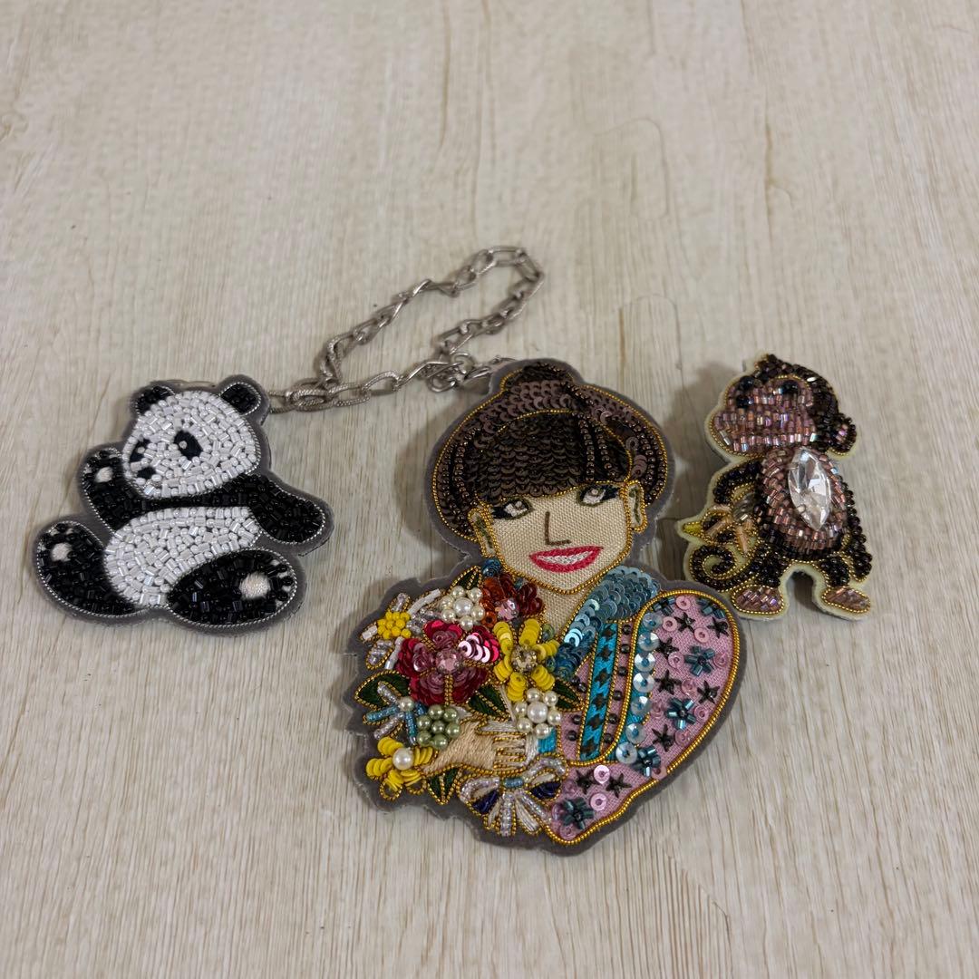 ゆ*ん様 黒柳徹子(田川啓二作)ビーズ刺繍ブローチ チャーム パンダ