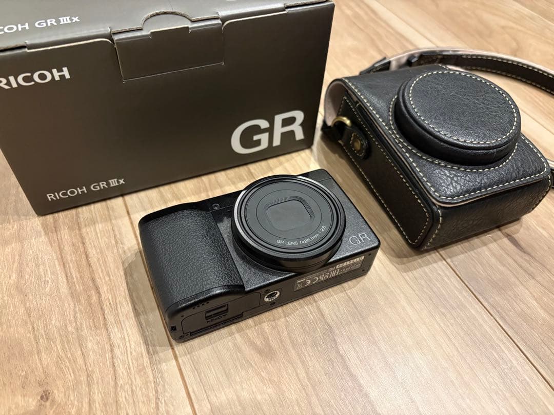GW　《極美品》RICOH GR IIIx ブラック ケース付き