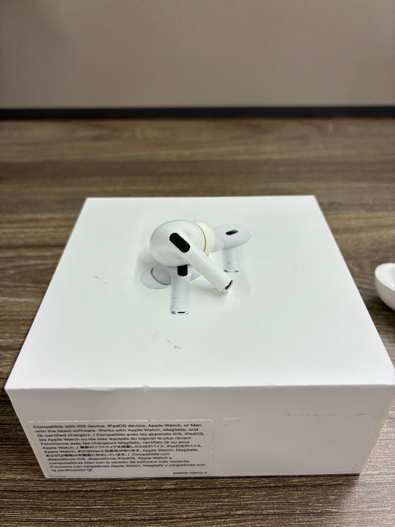 AirPods Pro 本体 ホワイト 充電ケース付き 右耳のみ - メルカリ