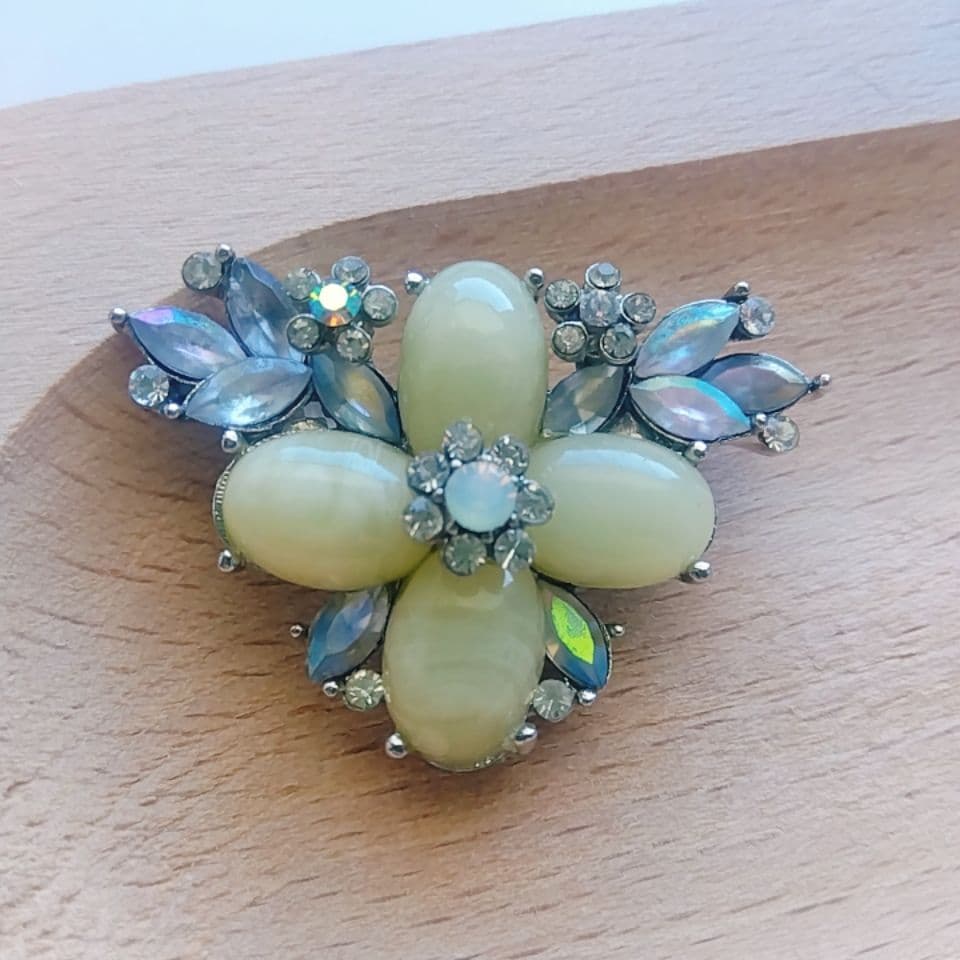 コスチュームジュエリー】乳白天然石 フロストガラス 可憐な小花