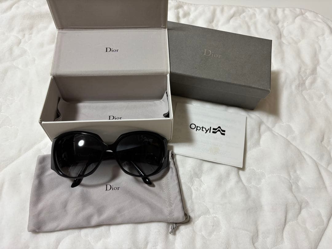 Dior 装飾付き サングラス ディオールの新作サングラス「ディオール シグネチャー」ボリューム感