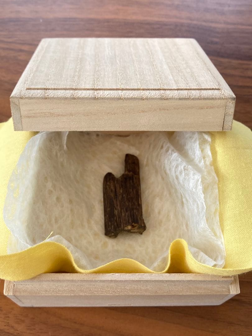 沈香　お香　天然沈香　桐箱付 楽天市場】【沈香】【桐箱入り線香】【三大香木】【カメヤマ】「沈香