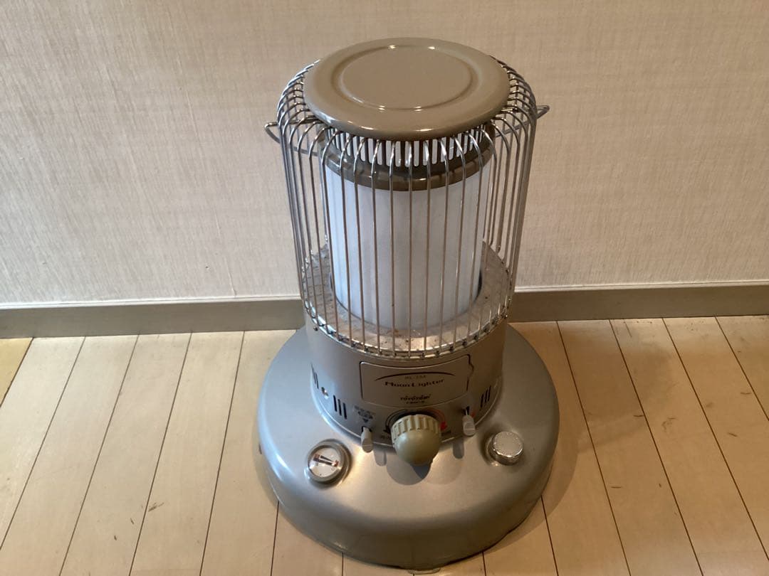 グレー 円筒形ストーブ 2006年製 トヨトミ、高火力のラウンド型石油ストーブ「KS-67H」に新色グレー