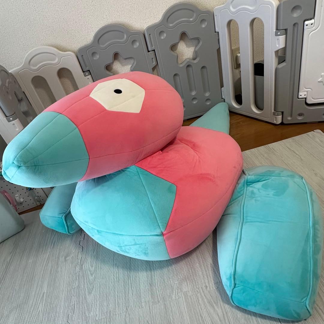 等身大ポリゴン ぬいぐるみ ポケモンセンター 完全受注生産 美品 でかい…！『ポケモン』存在感抜群の「等身大ポリゴンぬいぐるみ」が