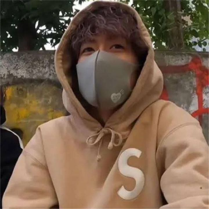 supreme Sロゴセットアップ - メルカリ