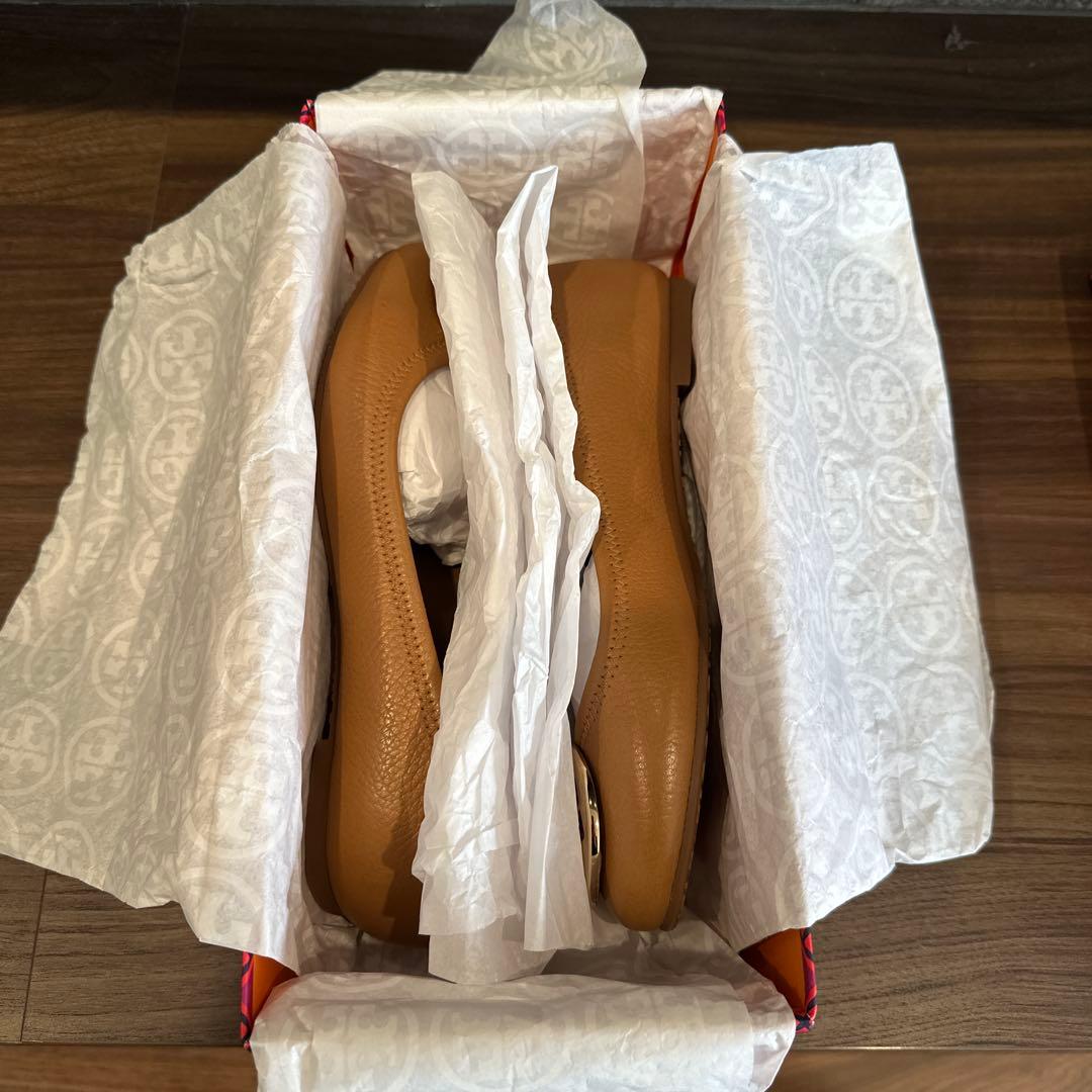 「新品・未使用」TORY BURCH ベージュフラットシューズ 23.5cm