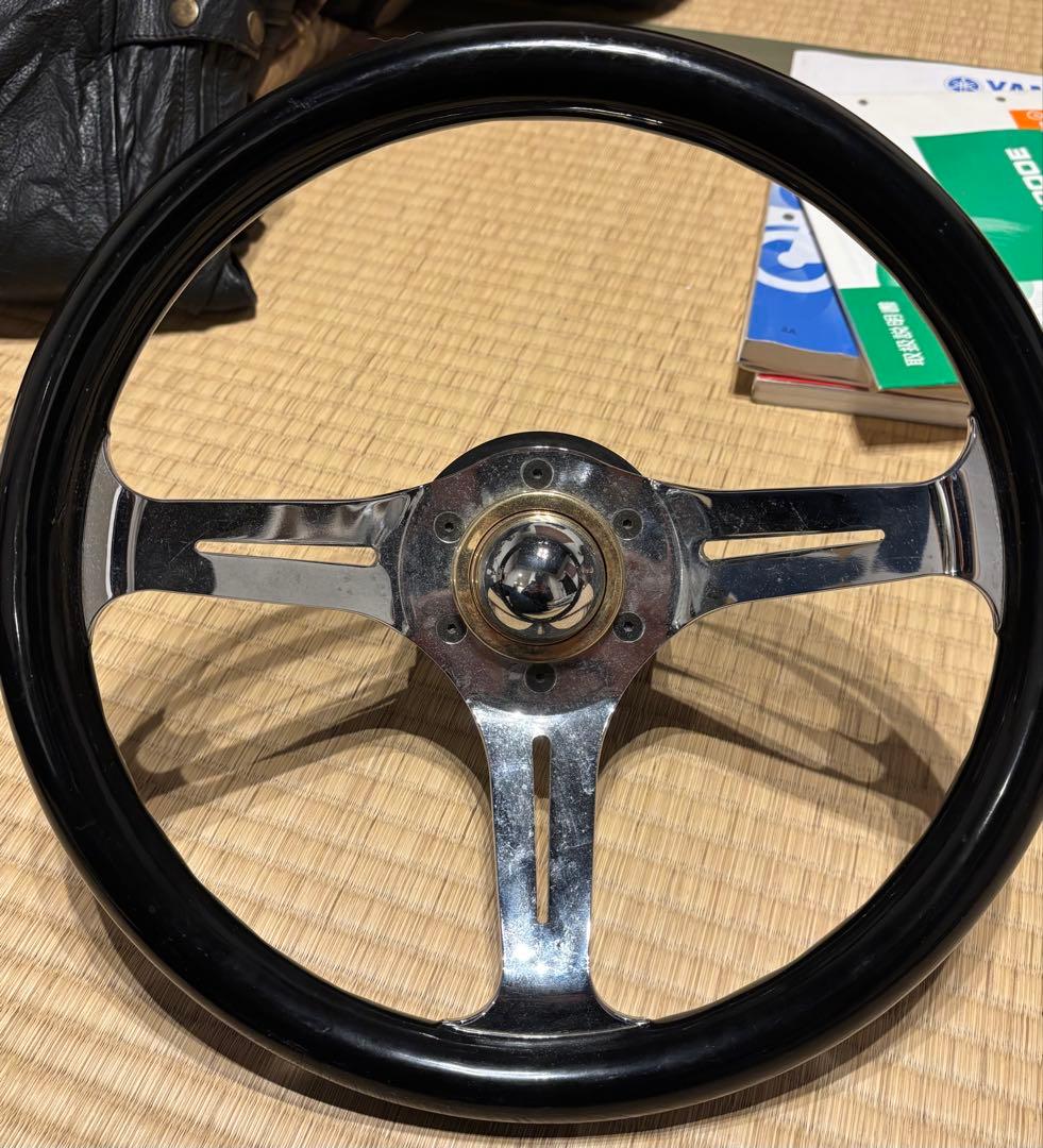 古いジムニーに付いていた3本スポーク ステアリングホイール 本体 本革巻き3本スポーク ステアリングホイール (黒木目×幾何学柄