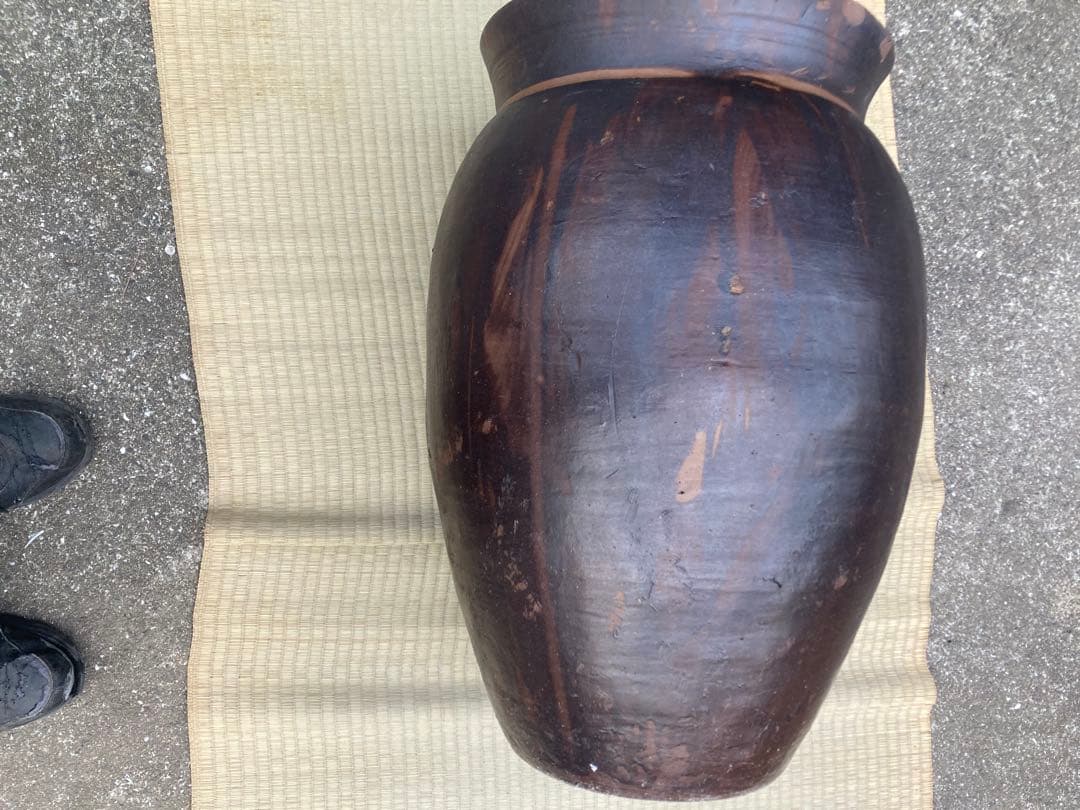 古民具】大型 渋い黒釉 、ダークブラウン陶器の甕。 アンティーク