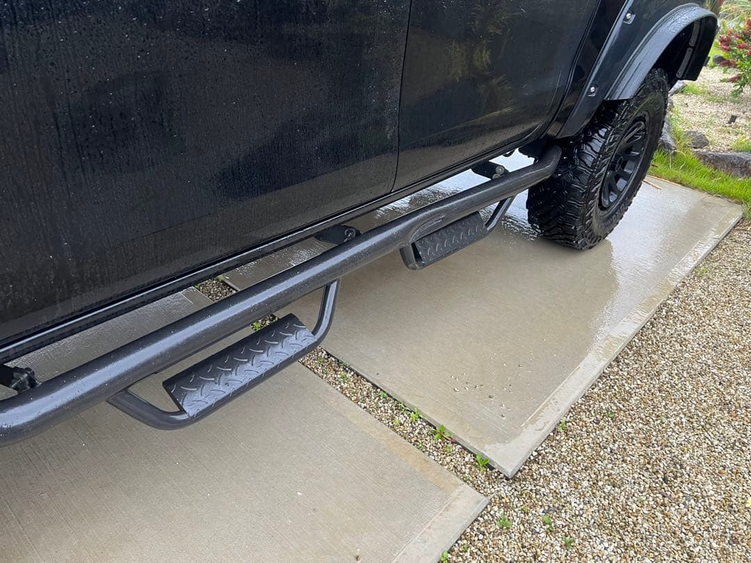 ハイラックス　スチール製サイドステップ RICK'S サイドステップ（RICK'Sロゴ） スチール製縞板鋼板ブラック塗装