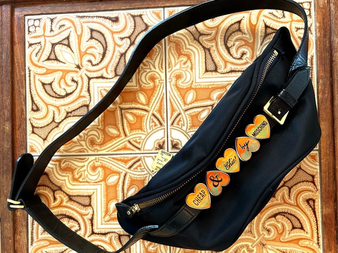 Moschinoモスキーノハートチャーム ボディバッグ　レトロ　ヴィンテージ古着 Moschinoモスキーノハートチャーム ボディバッグ レトロ ヴィンテージ古着