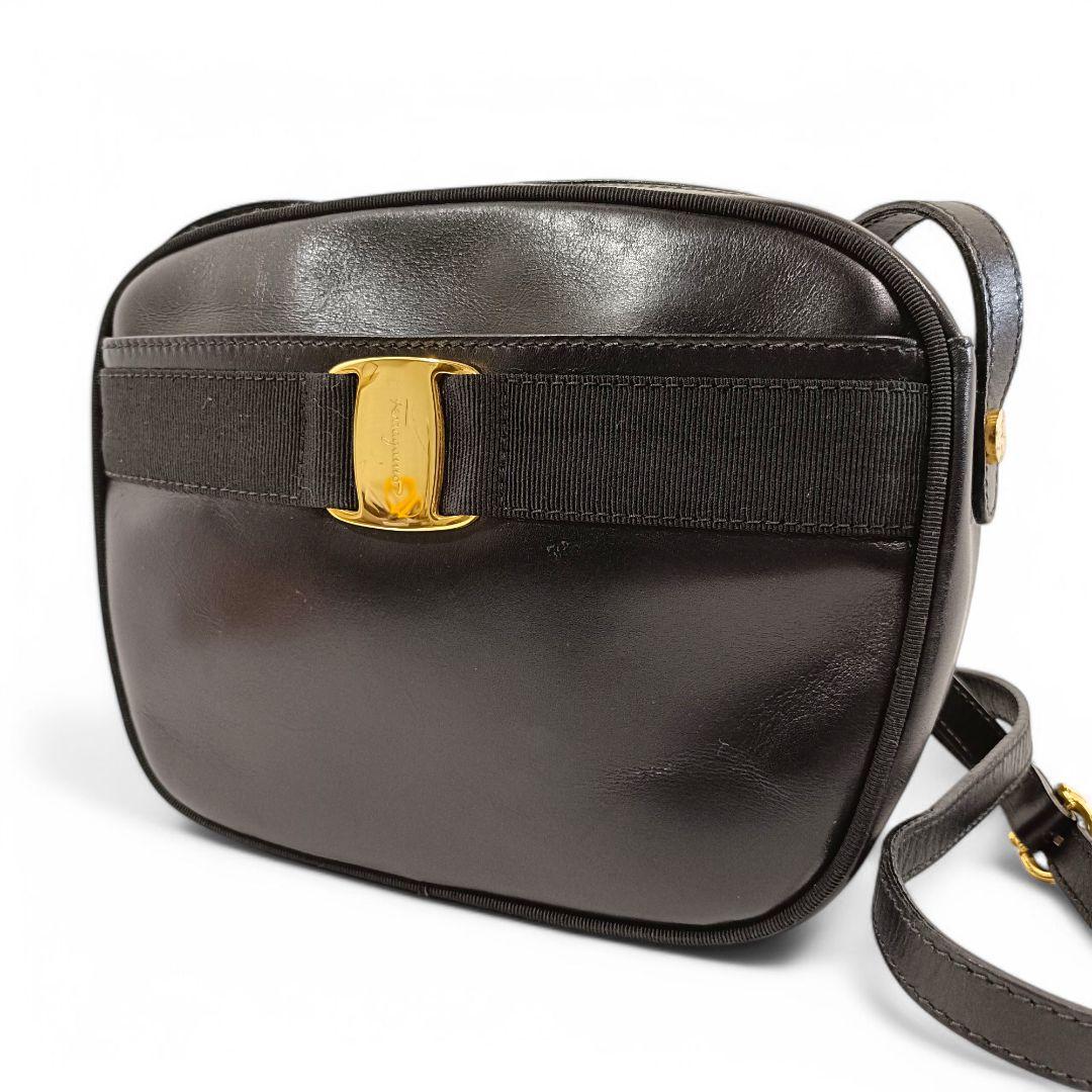 美品 正規品 フェラガモ ショルダーバッグ サコッシュ ヴァラ 斜め掛け 黒 革 FERRAGAMO（フェラガモ） 並行輸入 ショルダーバッグ ヴァラ 218374