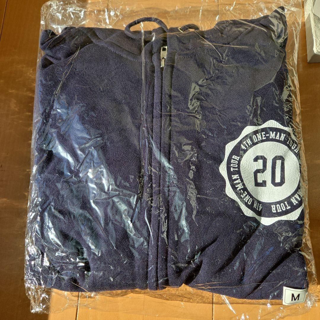 家入レオ　20　ジップパーカー　Mサイズ 家入レオ 「bulb」フーディ(モノクロ) | 研音公式ショップK‐SHOP