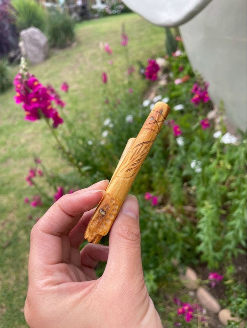 アンデスの聖なる木「パロサント」で丁寧に彫られた、コンドルのクリペ