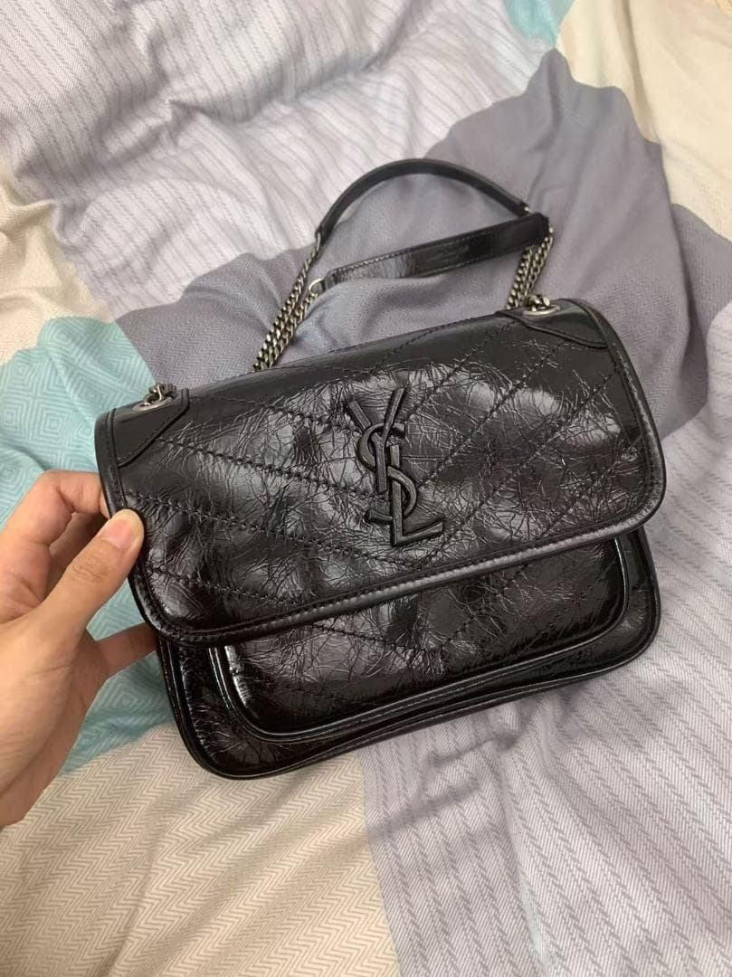 YSL ニキ ミディアム レザー ショルダーバッグ~~~ ニキ ミディアム（ヴィンテージレザー） グレー＆シルバー | Saint
