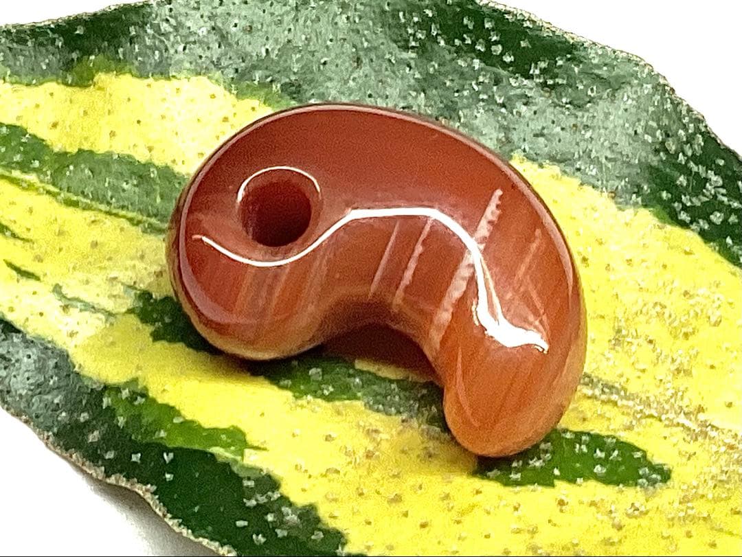 ✳赤は希少で5〜7万円です‼️山形県＊霊宝月山赤めのう勾玉 真っ赤な