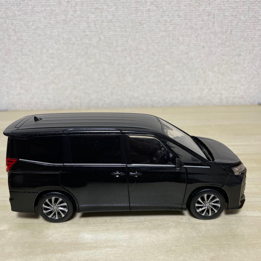 トヨタ ノア グリッターブラックガラスフレークカラーサンプル 色見本