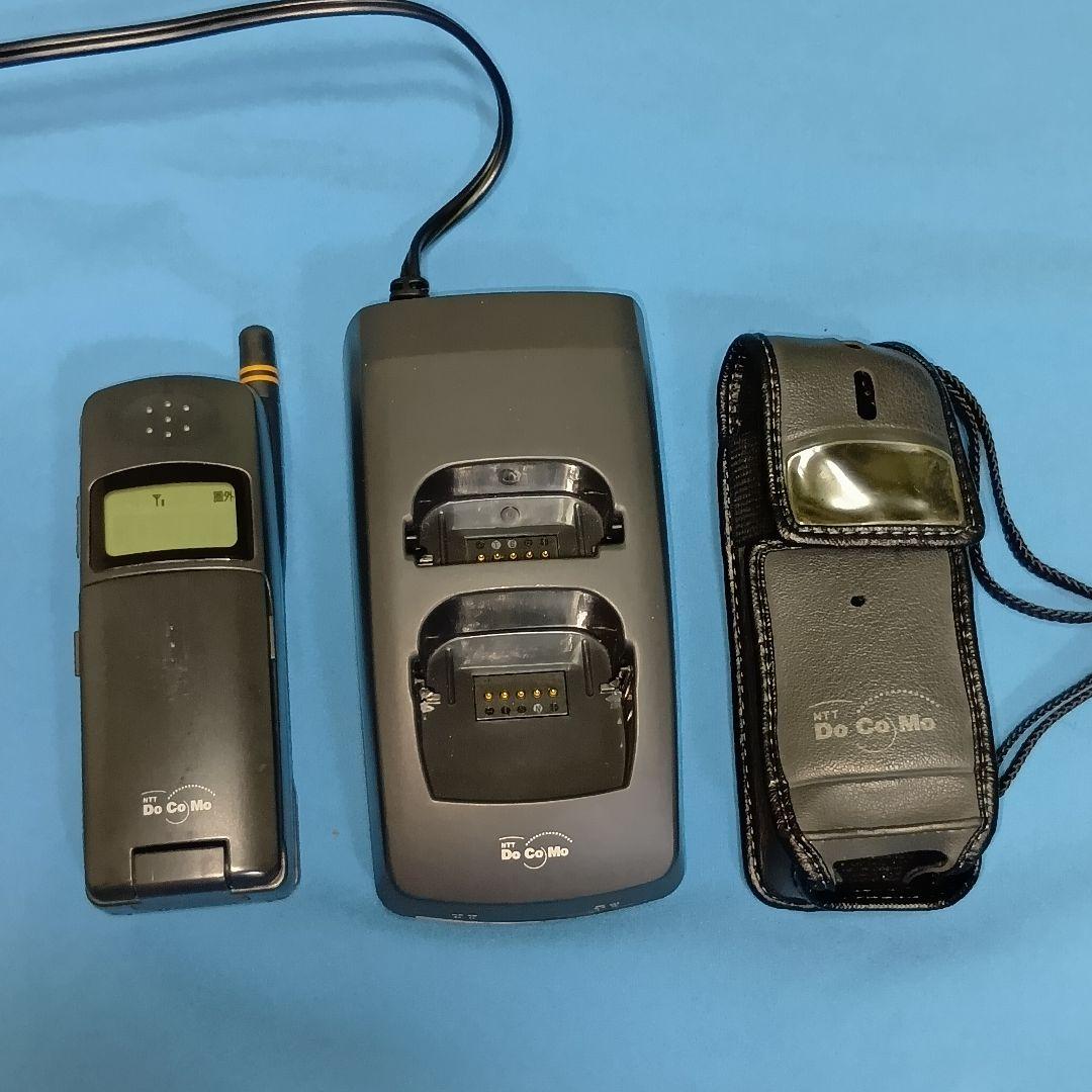 ドコモ ムーバ D2 ◇電源入ります。充電します。とてもキレイです。の