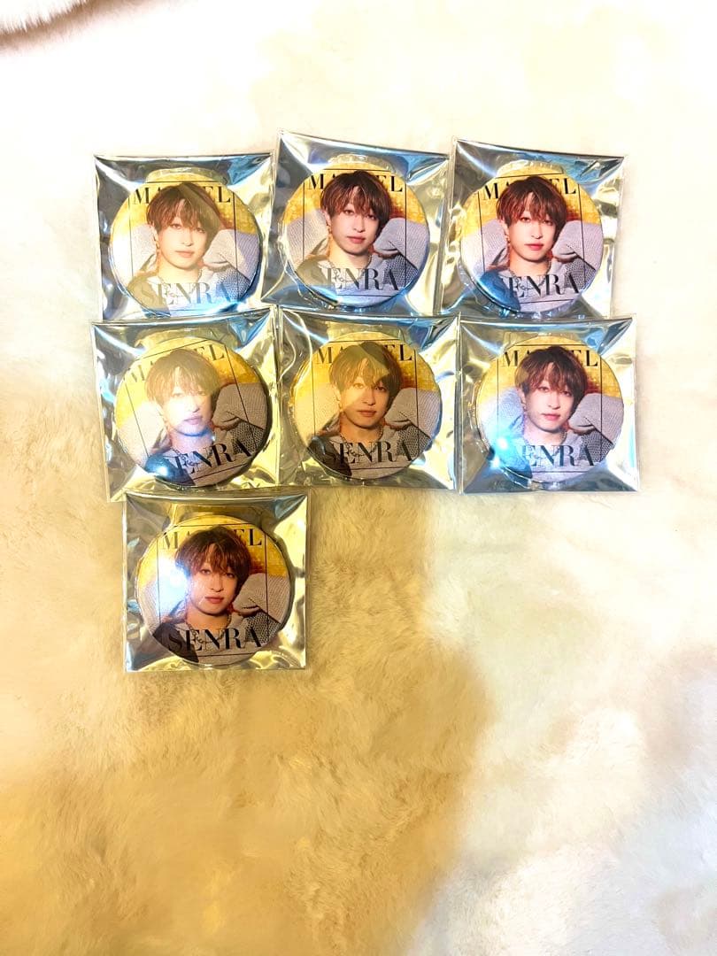 センラワンマンライブ2024 MARCEL実写黄色背景缶バッジ - メルカリ