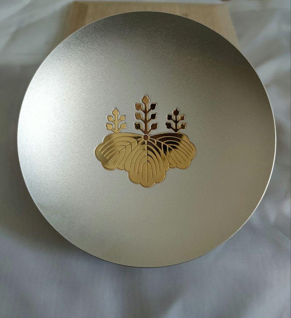 現在高騰中 純銀999 68g】防衛大臣 永年勤続表彰記念銀杯 桐紋 台座箱