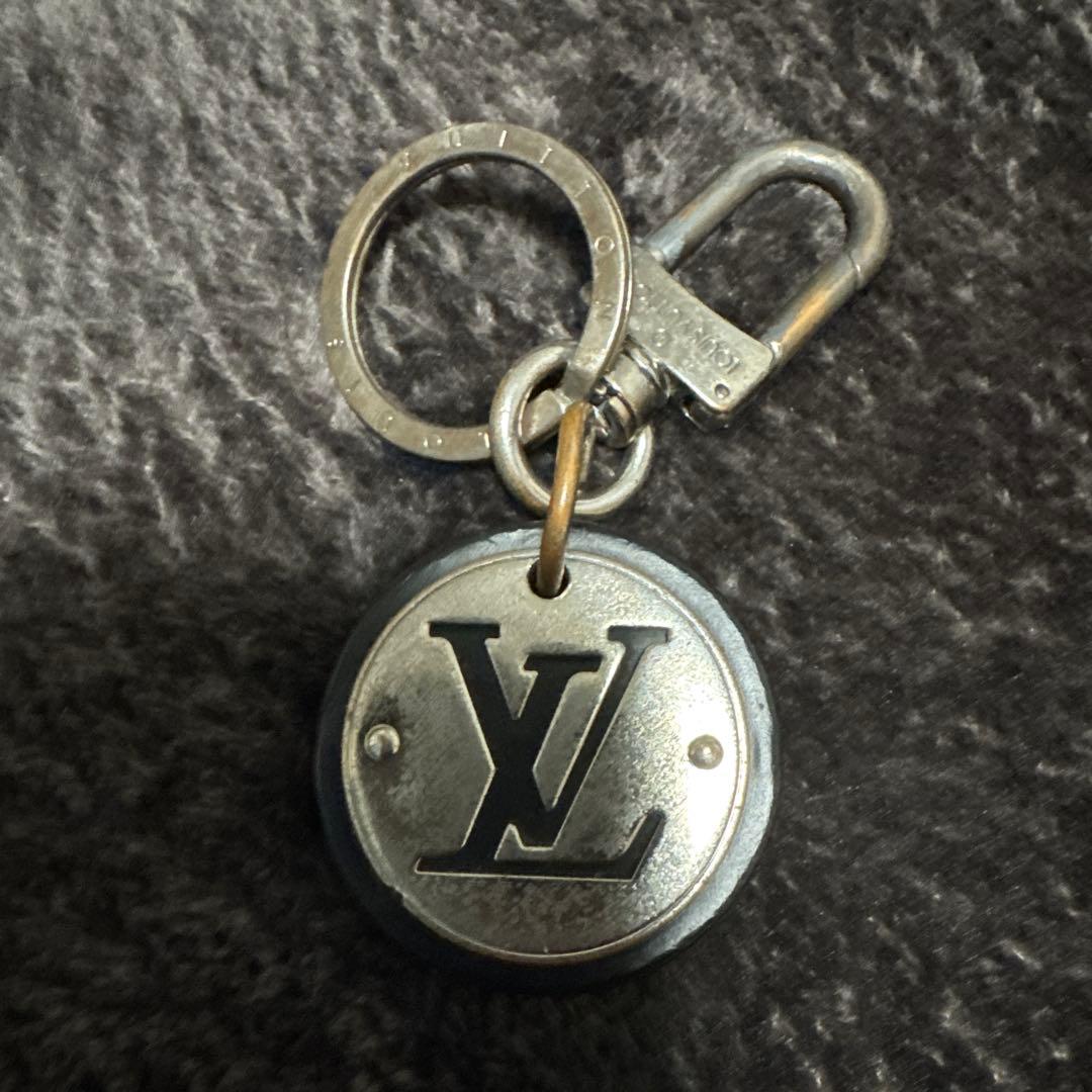 Louis Vuitton キーホルダー シルバー 楽天市場】LOUIS VUITTON ルイヴィトンシルバーロゴ刻印キーリングLV