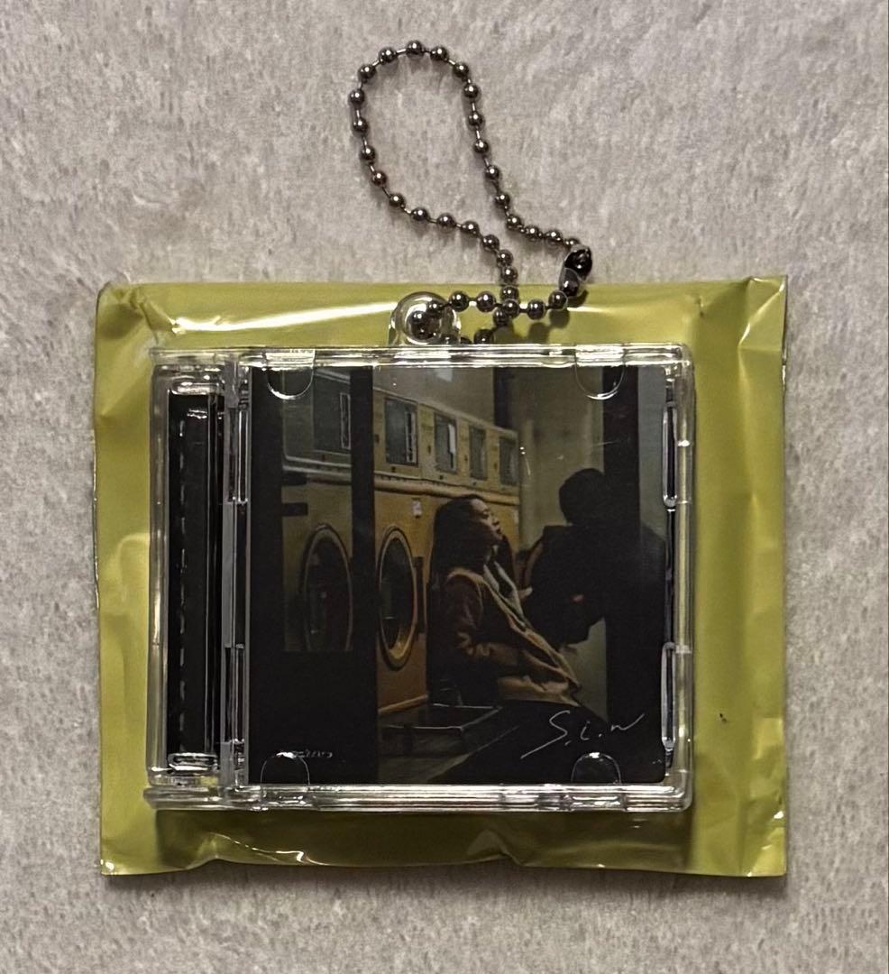 マカロニえんぴつ マカえん ミニチュアCD風キーホルダー - メルカリ