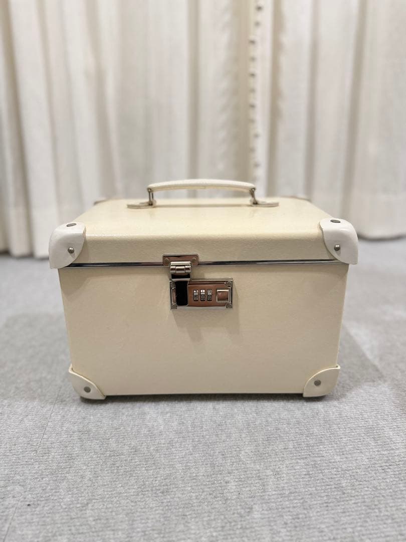 グローブトロッター　バニティ　限定　ホワイト グローブ・トロッター『ロワイヤル』のパールホワイト、その純白さに