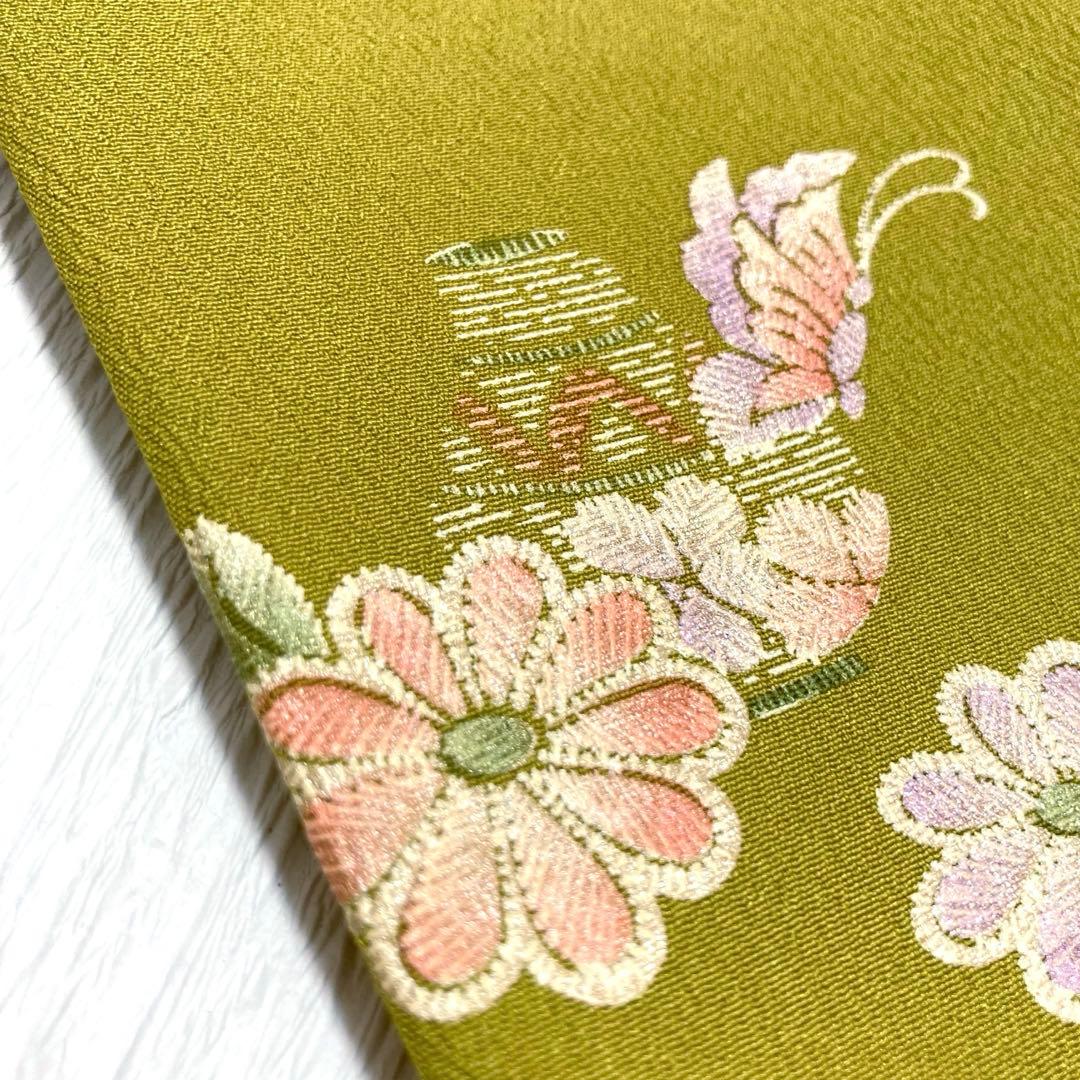 美品✨】東レシルック 洗える着物 飛び柄小紋 鶸色 刺繍風 花に蝶 袷