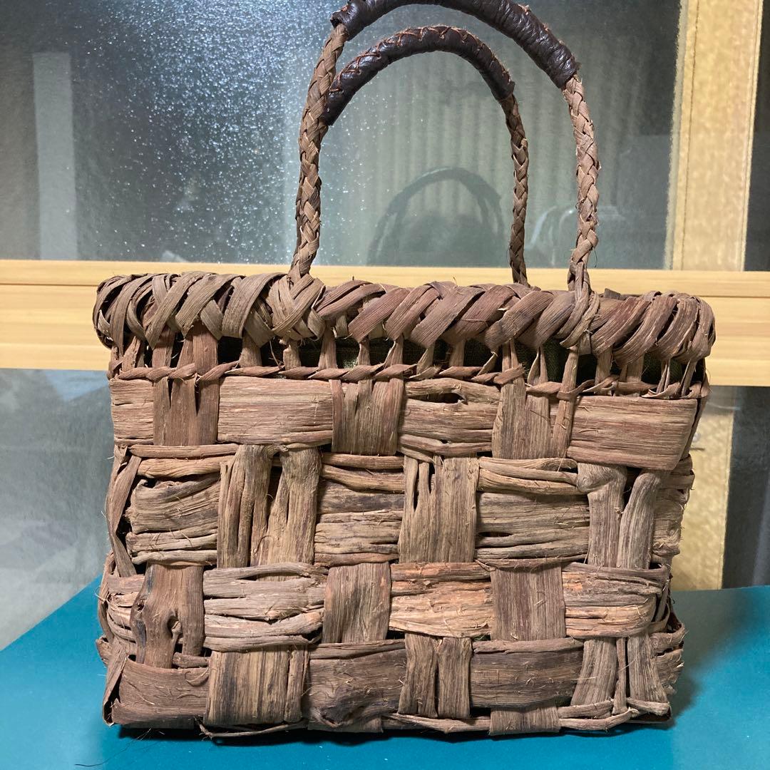 山葡萄カゴバッグ（国産） 内布、持ち手革カバー付 手作り 国産山葡萄 籠バッグ 内布付き 乱れ編み 巾着タイプ内布 台形 一番皮