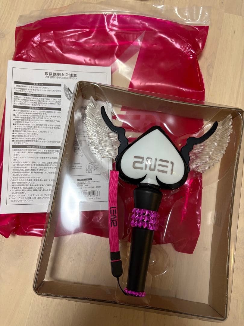 2NE1 ペンライト　動作確認済み Amazon.co.jp: 2NE1 - OFFICIAL LIGHT STICK 公式 ペンライト 輸入品