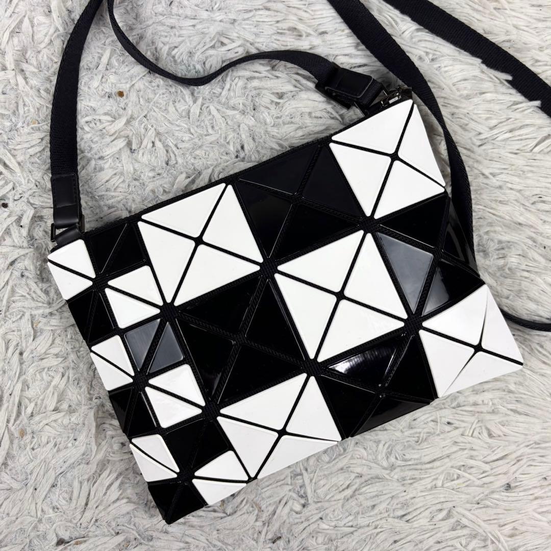 美品 バオバオイッセイミヤケ ショルダーバッグ ファスナー 斜め掛け