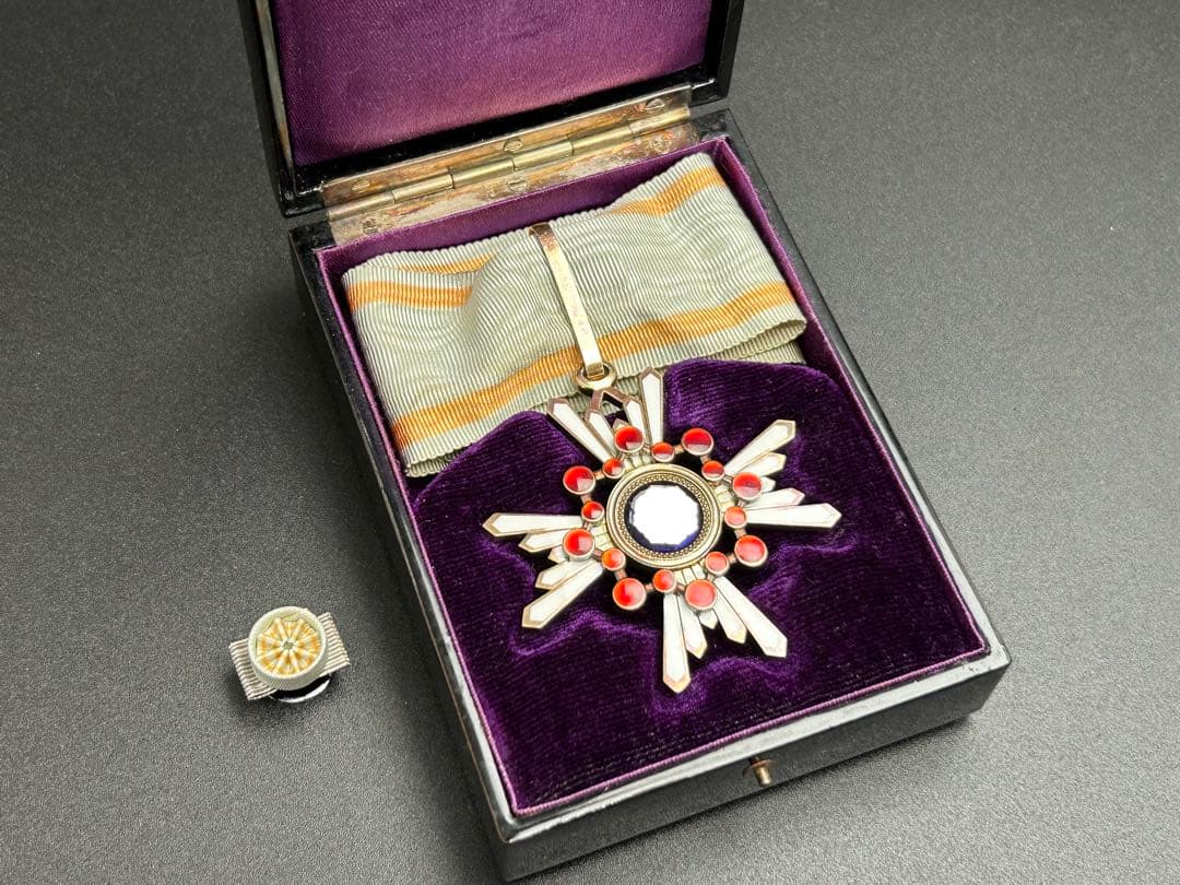 【送料無料】勲三等瑞宝章 戦時中製造版 日本軍 勲章 記章 記念章 階級章 将校 勲章 勲六等瑞宝章 8．0cm 日本軍 記章 現状 【TO2697】