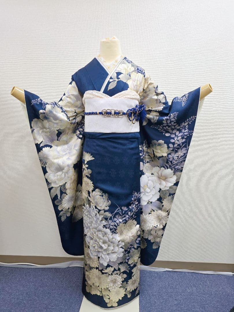 157~170センチぐらいの方が適応サイズ】振袖のみ るなのあ紺色 - メルカリ