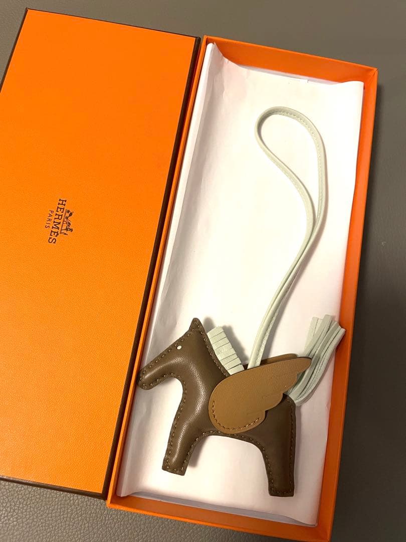 エルメス　ロデオペガサスPMエトゥープヴェールフィズビスキュイ　チャーム ロデオ チャーム ペガサス PM エトゥープ ビスキュイ ヴェールフィズ