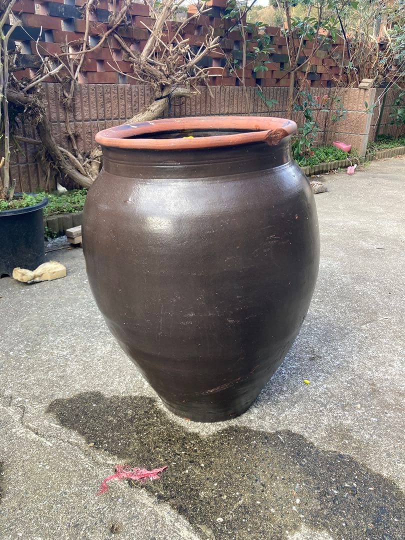訳あり。存在感抜群！時代物 陶器の大型甕 古い壺 。茶褐色。和モダン