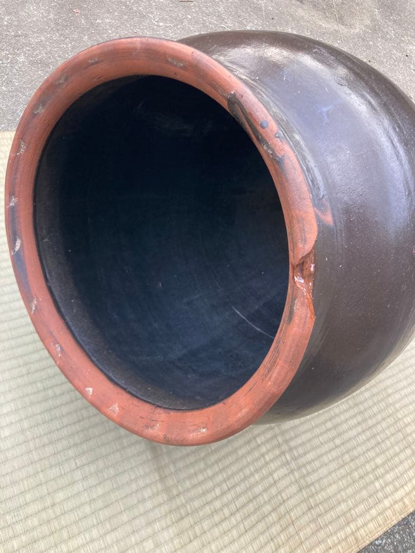 訳あり。存在感抜群！時代物 陶器の大型甕 古い壺 。茶褐色。和モダン