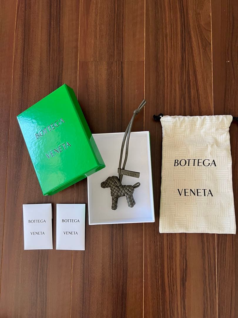ボッテガヴェネタ Bottega Veneta ドッグチャーム カーキ ドッグ チャーム で ジャングル | ボッテガ・ヴェネタ JP