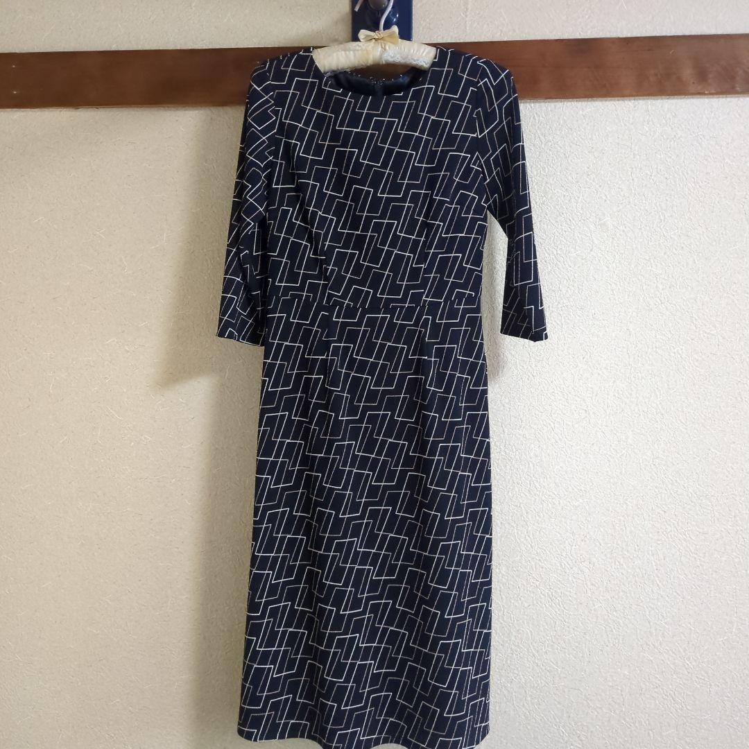 ネイビー 幾何学模様 七分袖 ワンピース - メルカリ