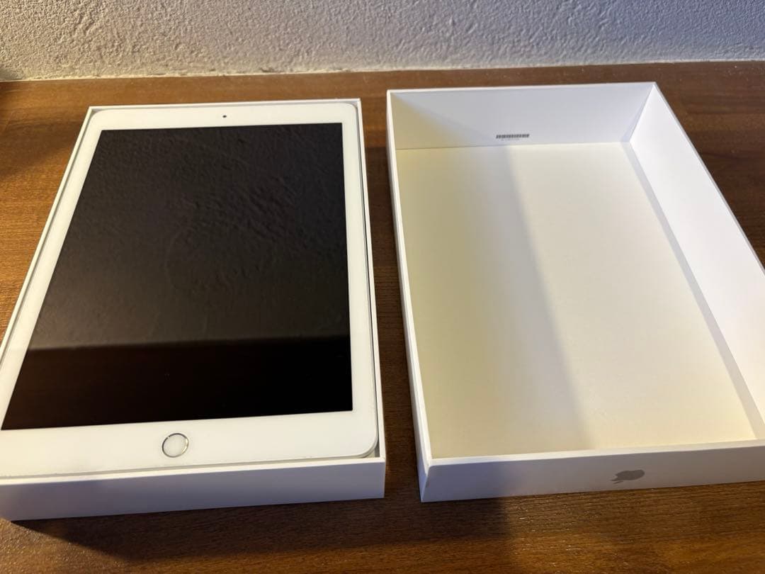 Apple iPad （第6世代）9.7インチ シルバー 本体箱付き Apple iPad 9.7インチ 第6世代 Wi-Fiモデル 32GB 2018年春モデル 価格