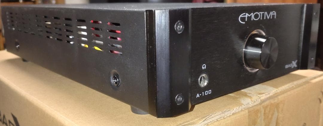 EMOTIVA BASX A-100 プリメインアンプ Emotiva A-100 BasX 買ったばっかりだよ : r/audiophile