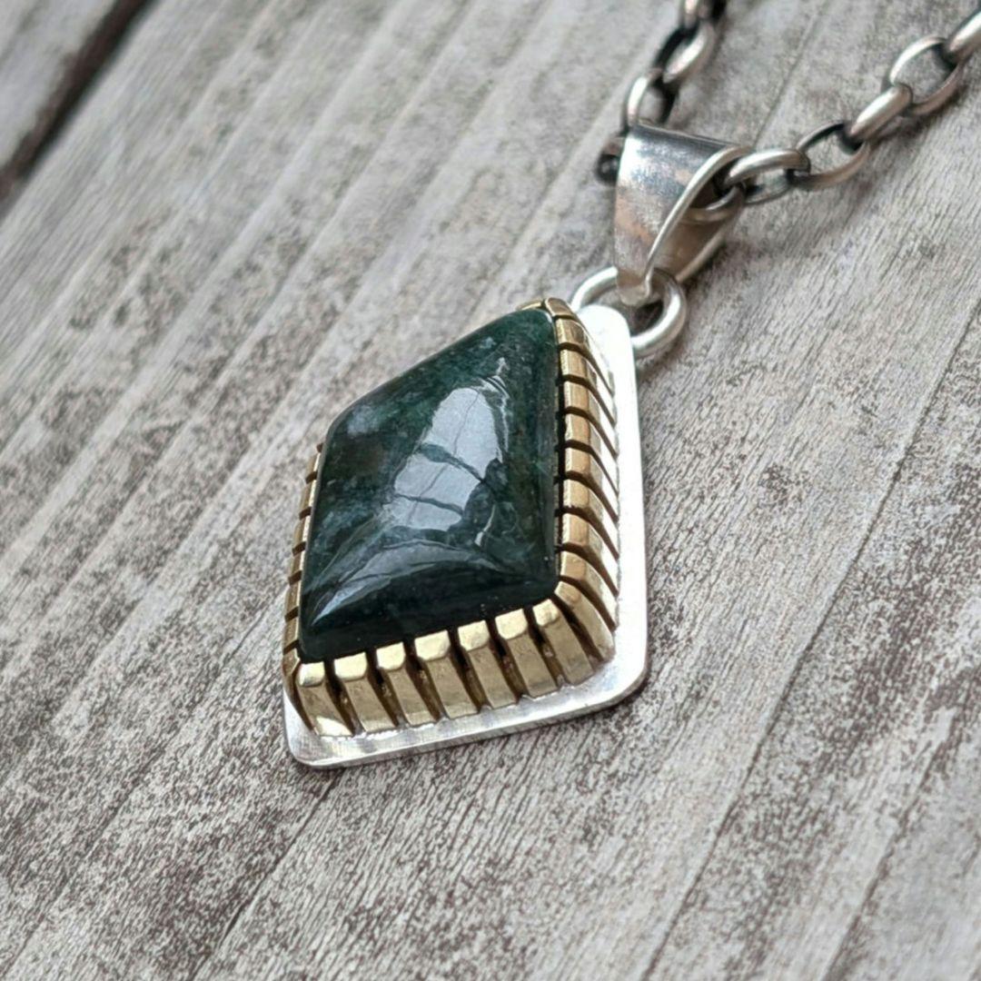 ハンドメイドの糸魚川翡翠トップ　ネックレストップ　インディアンジュエリー風 compass1626687135.jpg