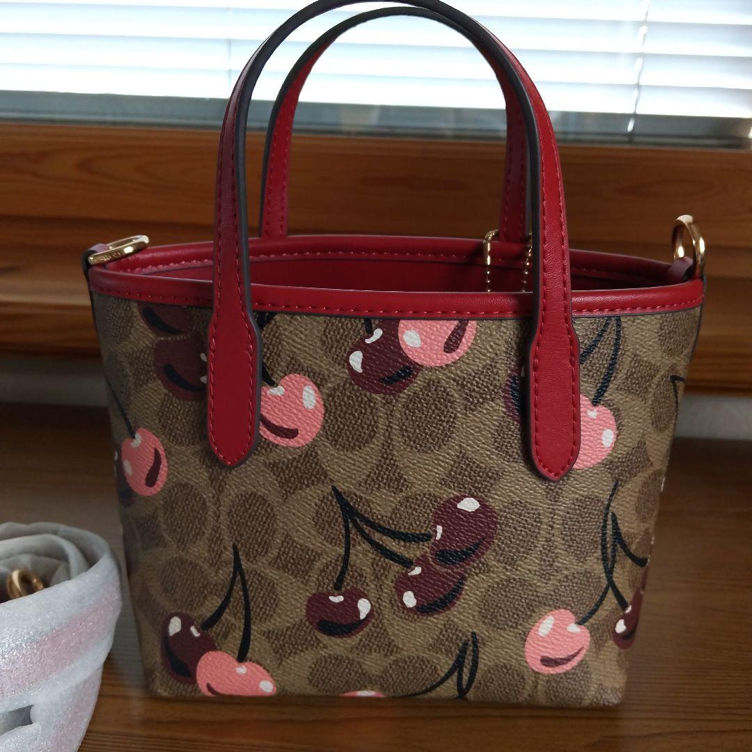 クリーム。COACHチェリー柄トートバッグ、ショルダーストラップ付き。 楽天市場】コーチ トート チェリーさくらんぼ ショルダーバッグ 革