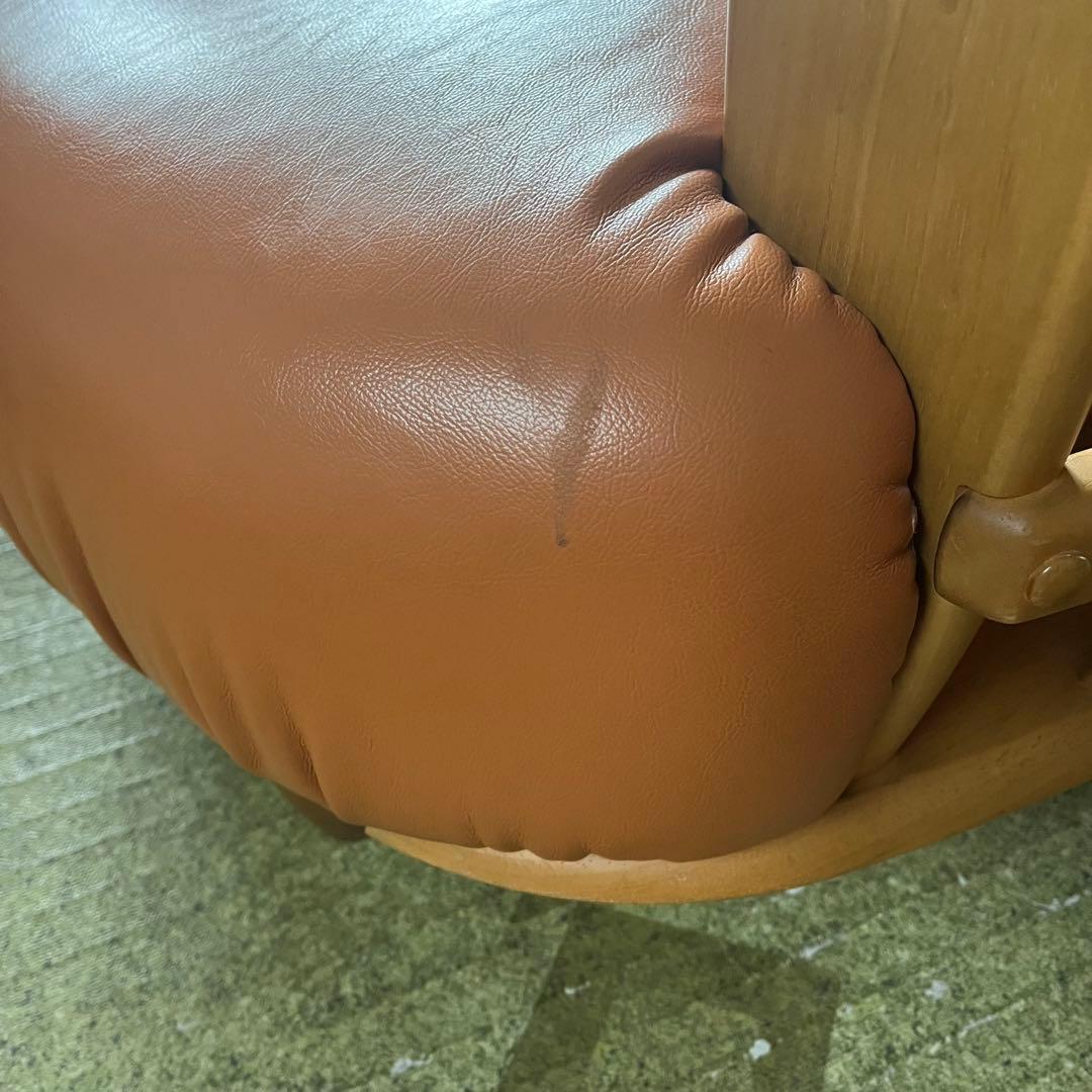 カリモク 回転式アームチェア ソファ 1人掛け ラック付き たのめる便