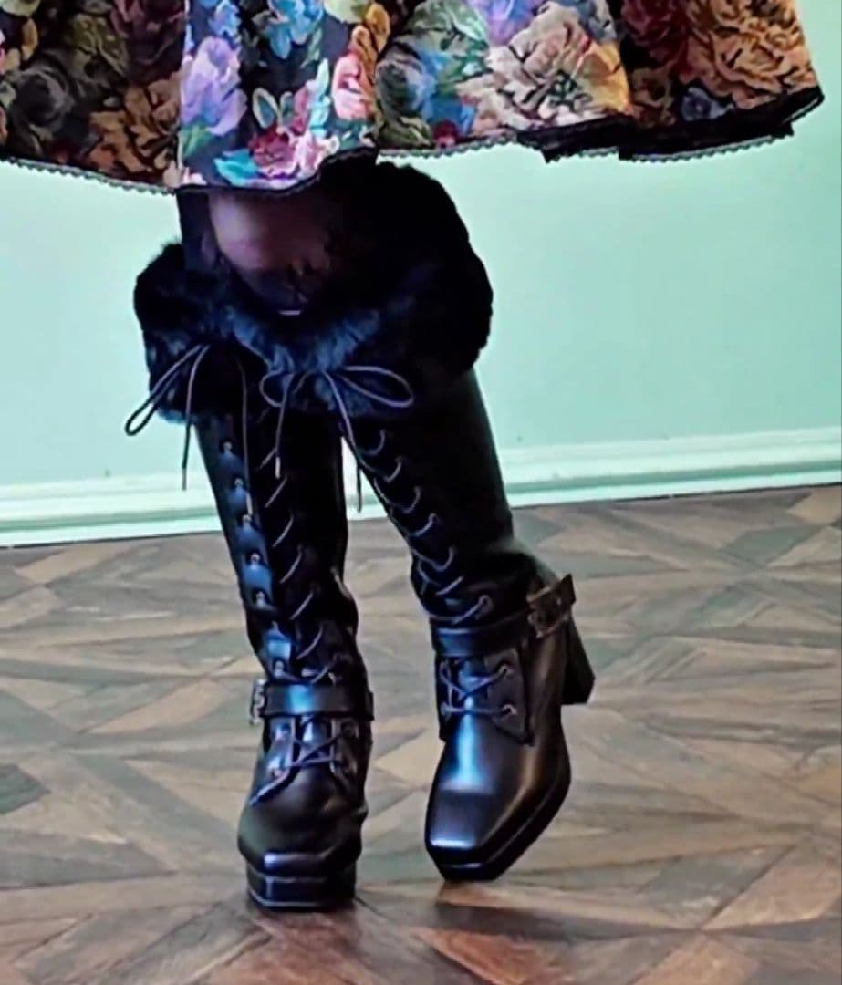 クラロリくる実 ノエル・ド・メモワール ファー付ブーツ お色：黒