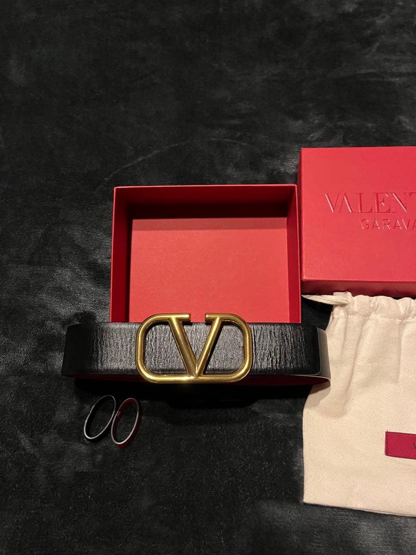 VALENTINO Vロゴバックルベルト リバーシブル黒 赤 - メルカリ
