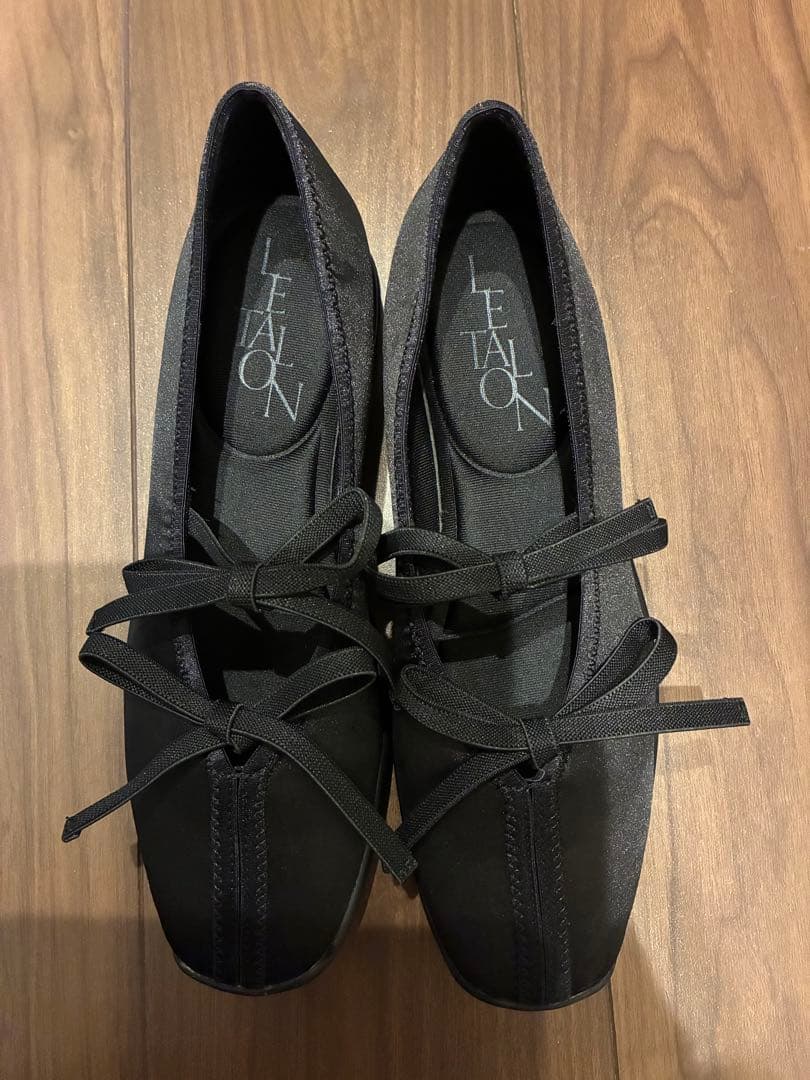 値下げ中！美品　ルタロンWリボンブラック フラットシューズ 追加》ポインテッドダブルリボンフラット（フラットシューズ）｜LE