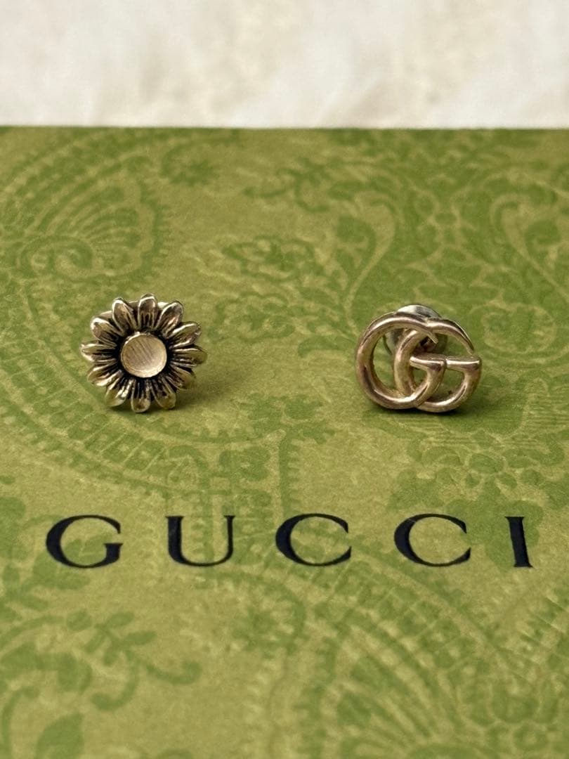 GUCCI フラワーとGGロゴのピアスセット - メルカリ