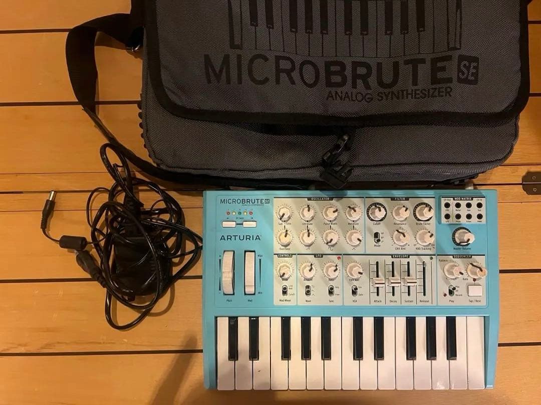 ARTURIA MICROBRUTE SE アナログシンセサイザー　限定カラー Arturia MICROBRUTE SE お気に入りの限定カラーバリエーションモデルを